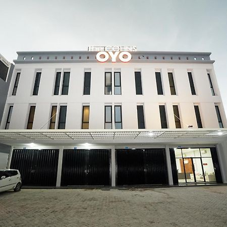 Super Oyo Capital O 449 The Colins Hotel Keputih Buitenkant foto