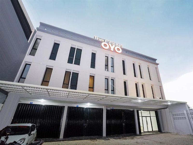 Super Oyo Capital O 449 The Colins Hotel Keputih Buitenkant foto