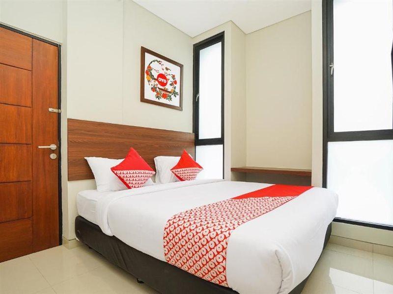 Super Oyo Capital O 449 The Colins Hotel Keputih Buitenkant foto