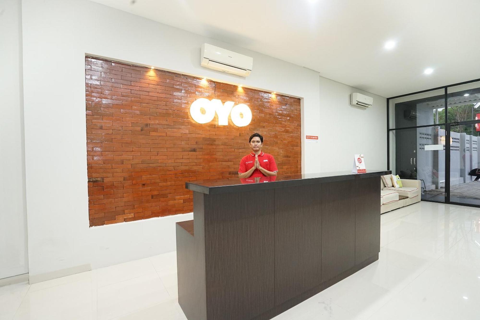 Super Oyo Capital O 449 The Colins Hotel Keputih Buitenkant foto