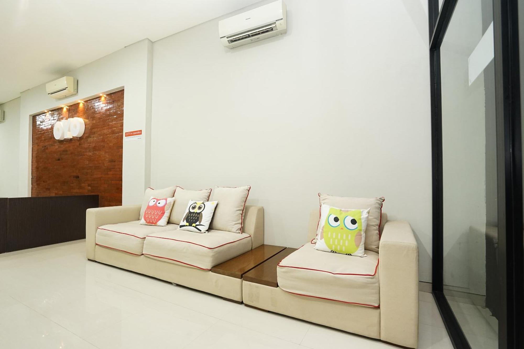 Super Oyo Capital O 449 The Colins Hotel Keputih Buitenkant foto
